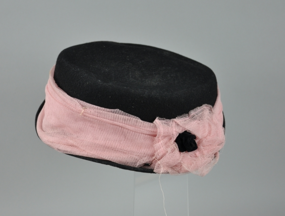 Sort hatt med rosa bånd.