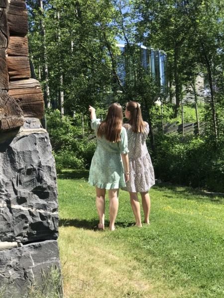 Damer som ser p&aring; hagen til Sigrid Undset.